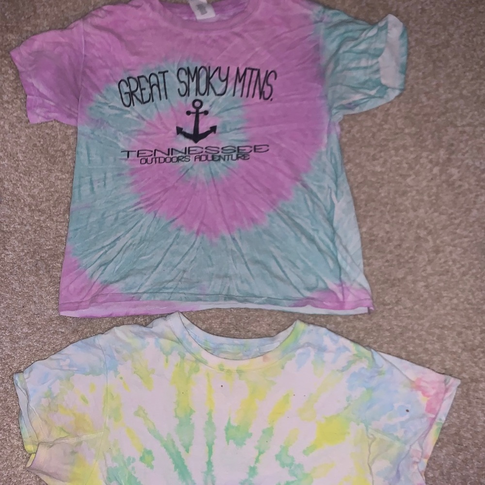 Two cropped tie-dye T-Shirts